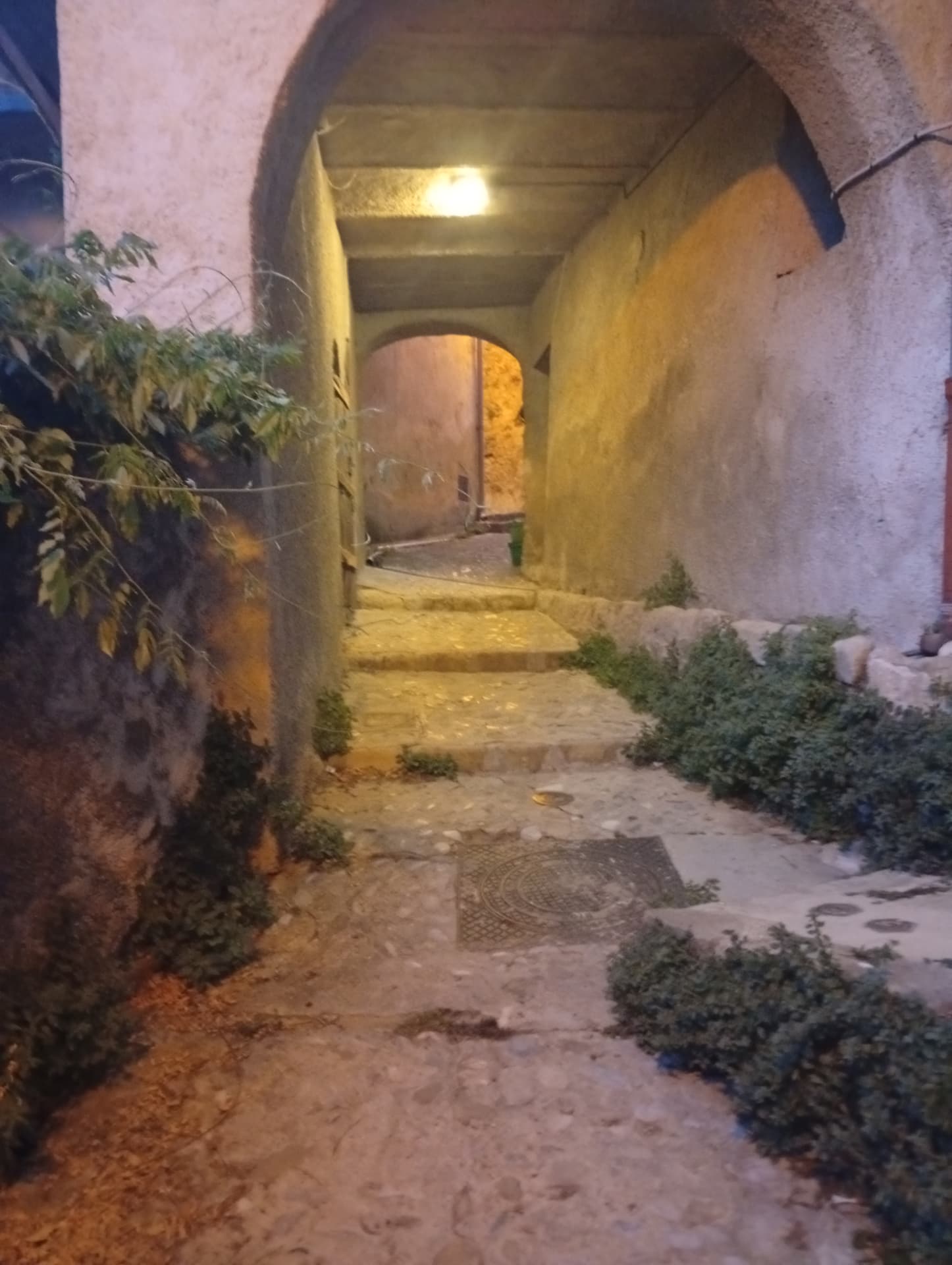 Passage voûté éclairé dans le vieux village de Coaraze