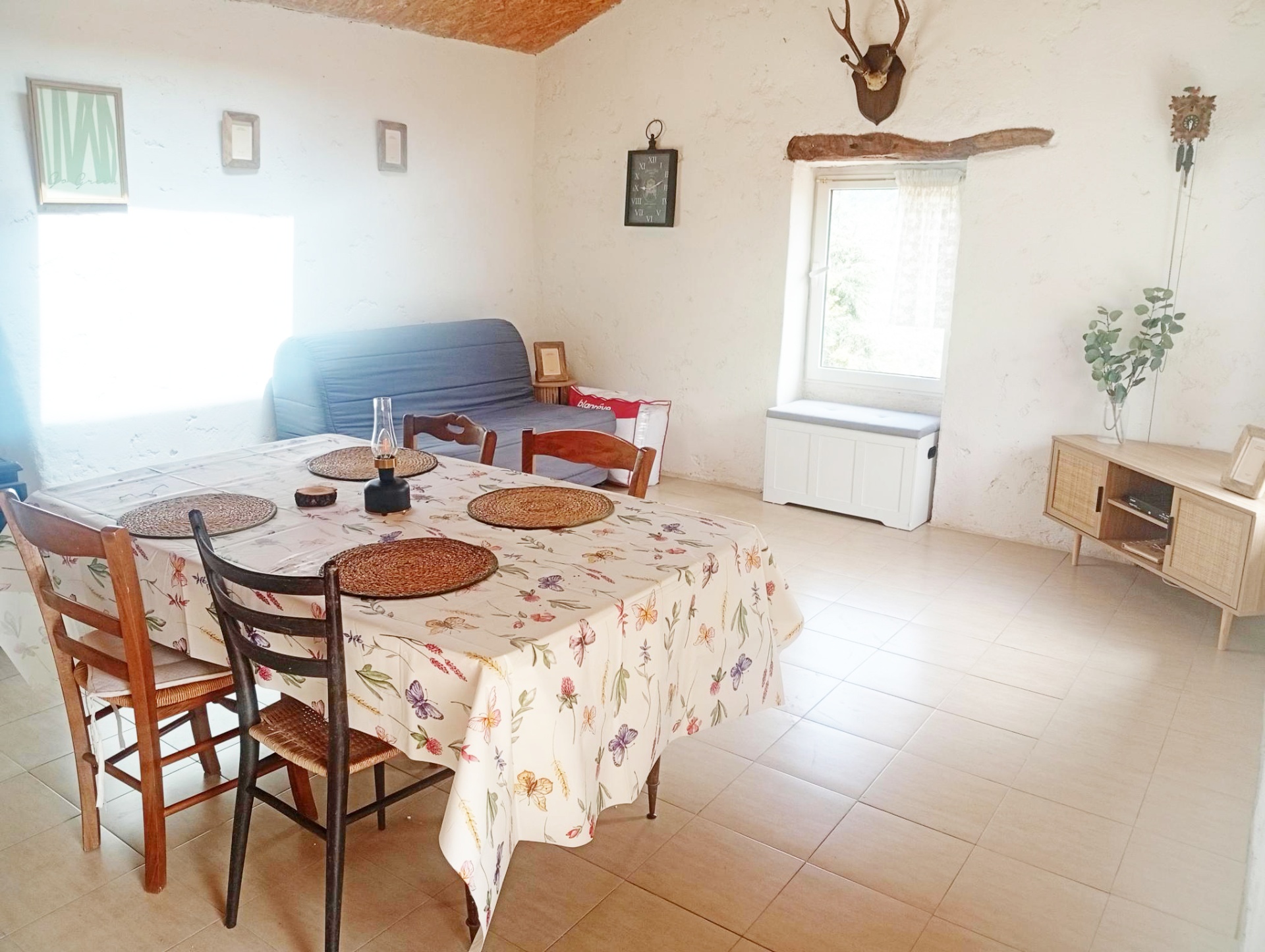 Salle à manger de la bergerie avec table et clic-clac